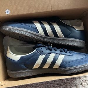 Mens sambas nee with tags